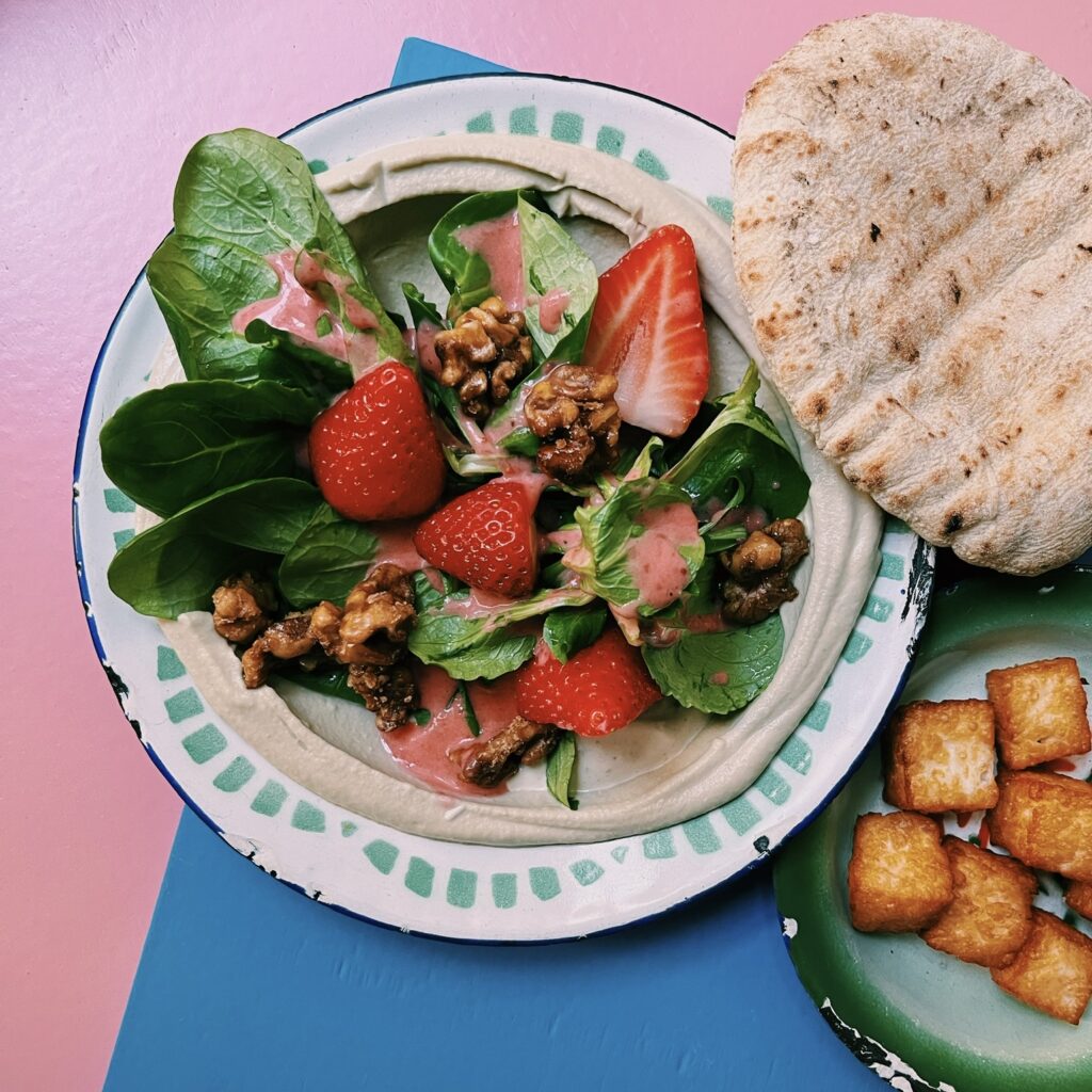 Hummus Erdbeere Feldsalat Nuss