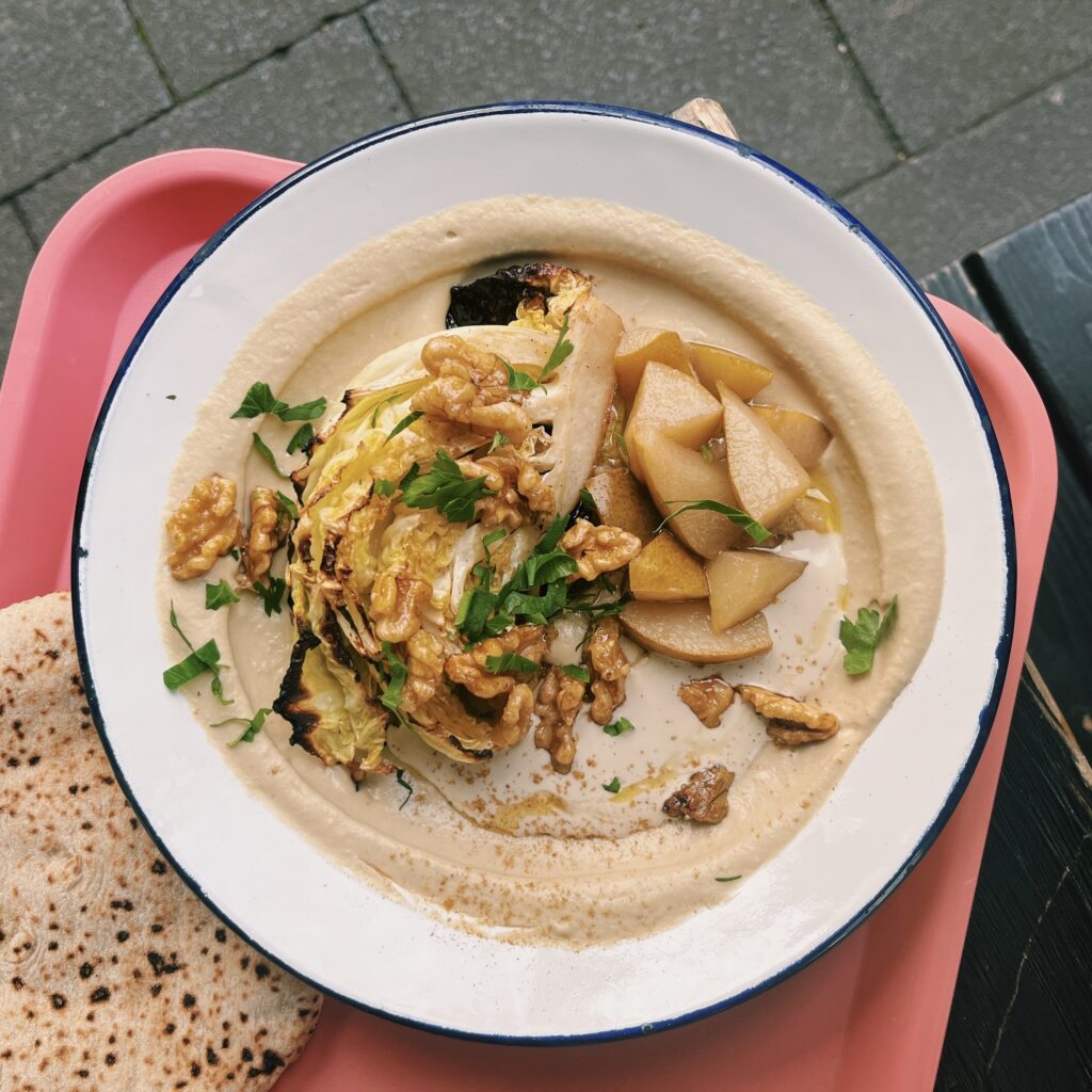 Hummus Wirsing Birne Walnuss
